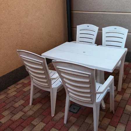 Iris Vendeghaz Lejlighed *