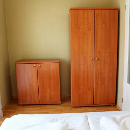 Iris Vendeghaz Lejlighed